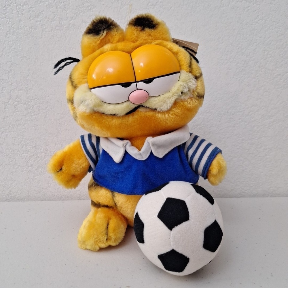 Vintage 1981 DAKIN Garfield The Cat "Soccer Player" w/ Soccer Ball Plush NWT